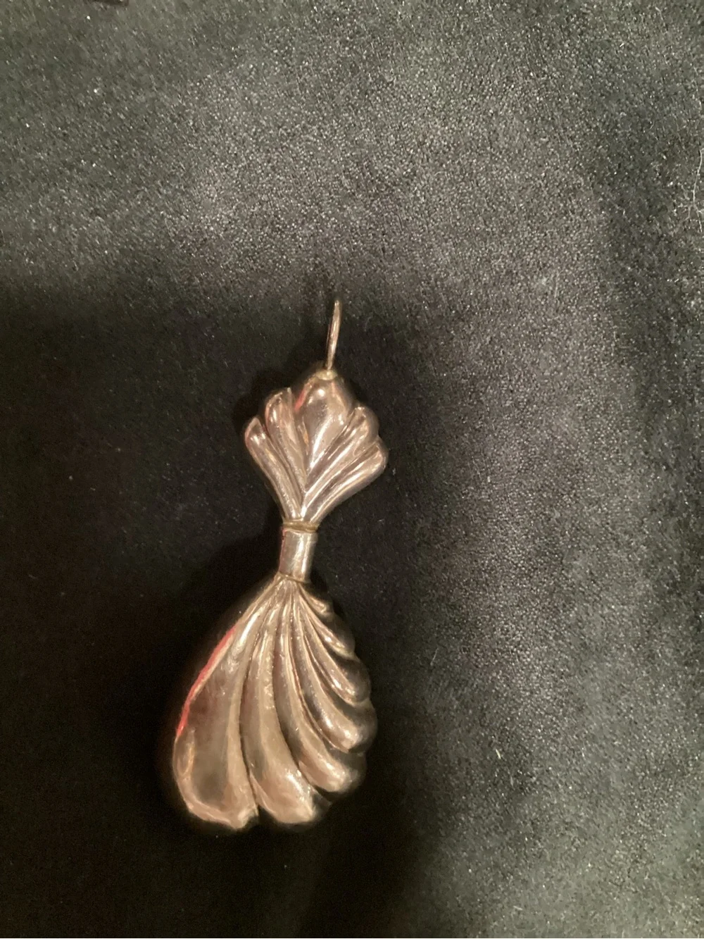 Sterling Silver Sculpted Shell Pendant Necklace - Silver (tested) Vtg - Picture 2 of 4